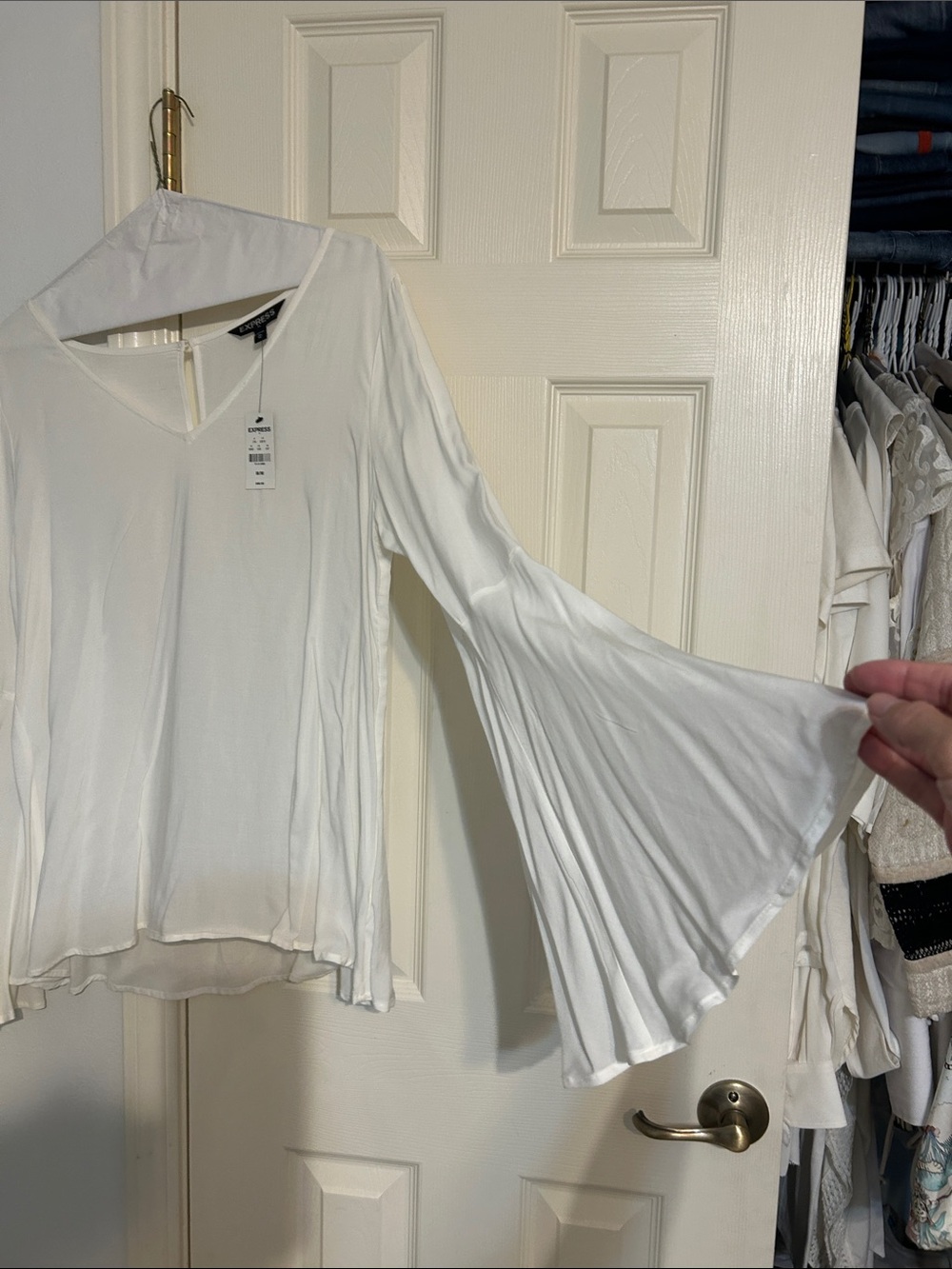 NWT Express White V-Neck Bell Sleeve Blouse - Picture 4 of 6